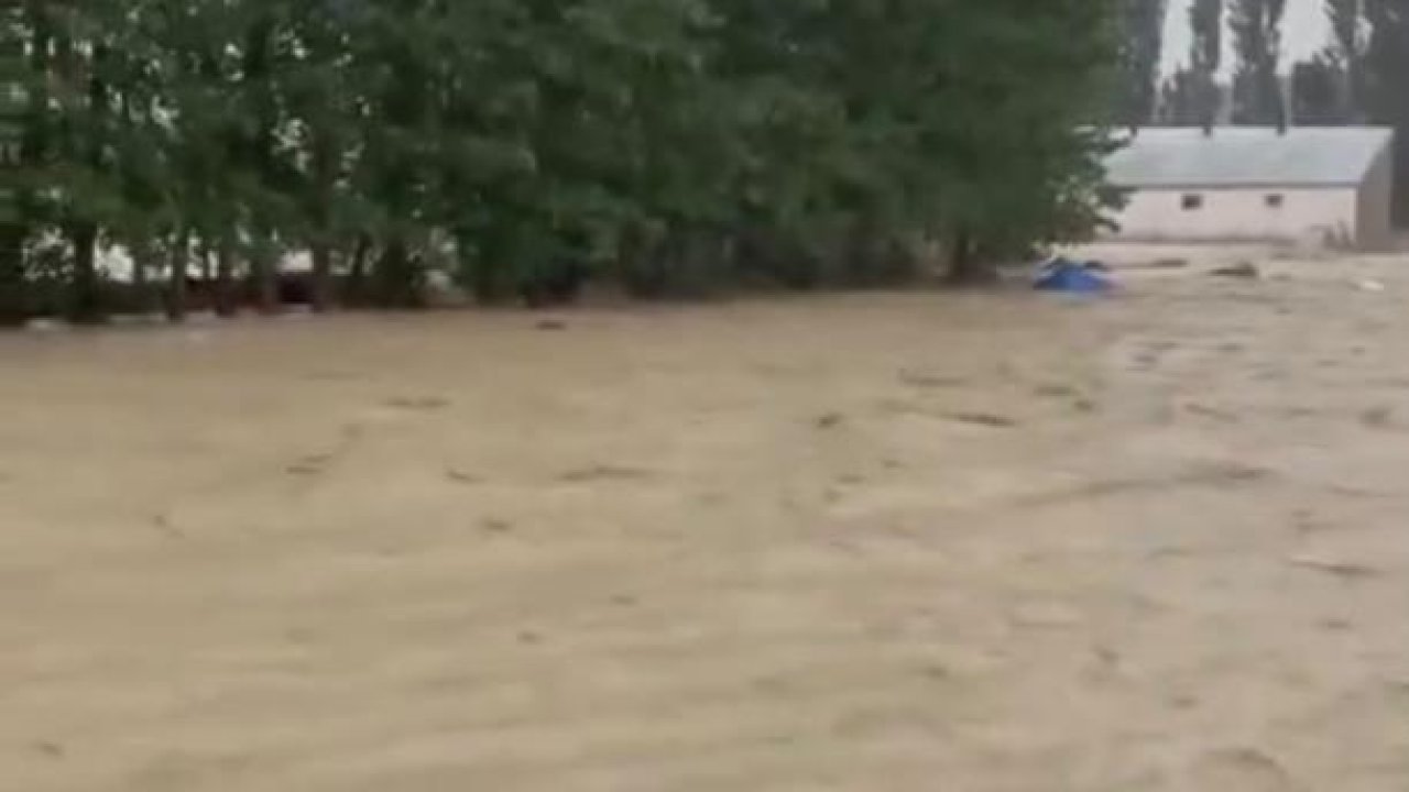 Sivas’ta sel paniği! Şiddetli yağış sonrası köyü su bastı
