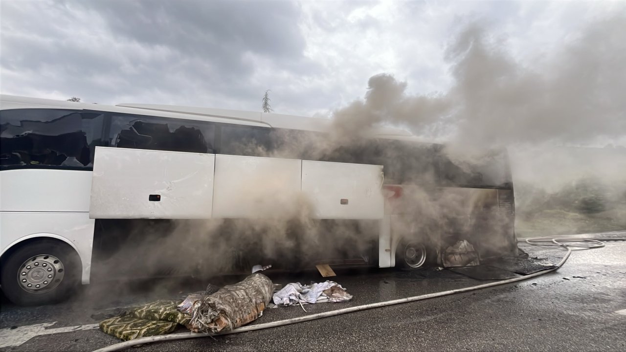 Samsun’da faciadan dönüldü! Yolcu otobüsü alevlere teslim oldu