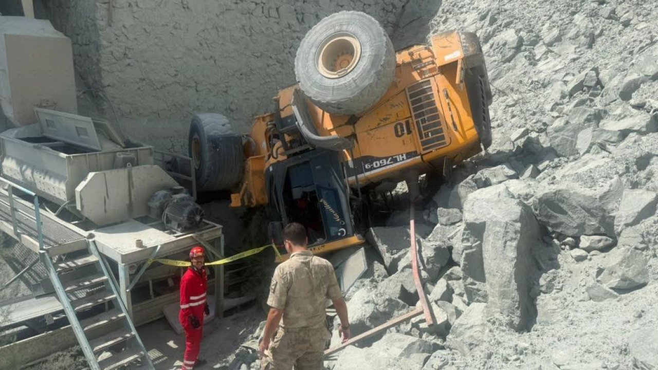 Taş ocağında korkunç kaza! İş makinesi duvardan devrildi