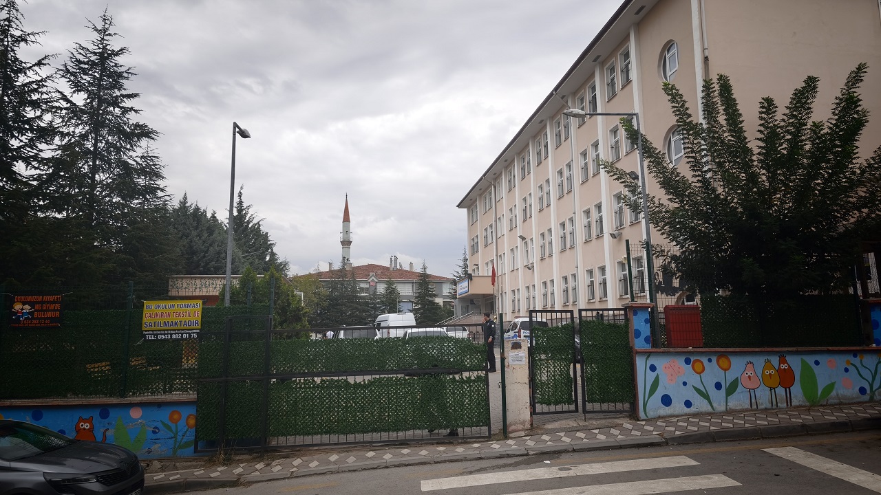 Boşanma aşamasındaki karısını ilkokulun bahçesinde öldürdü!