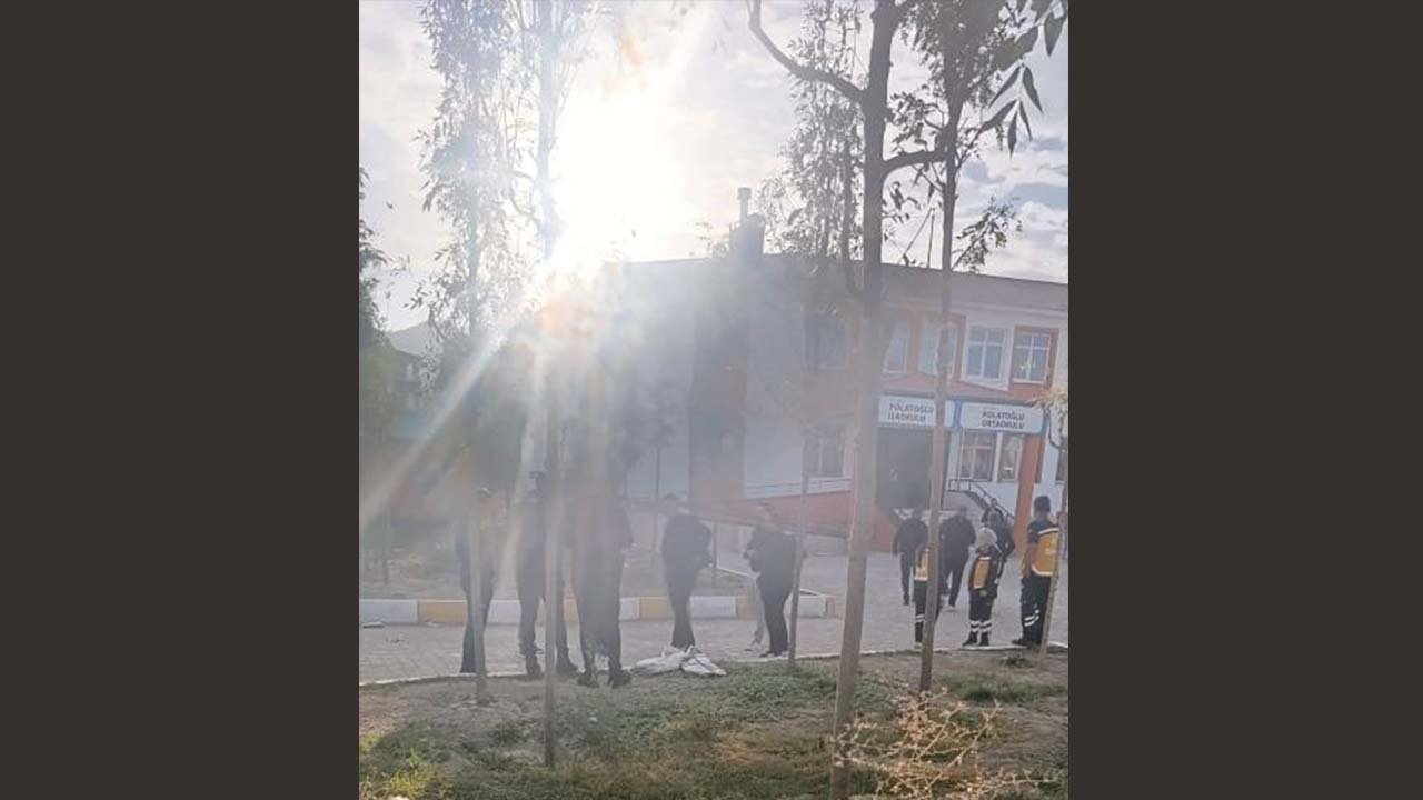 Kız öğrenci okula silahla geldi