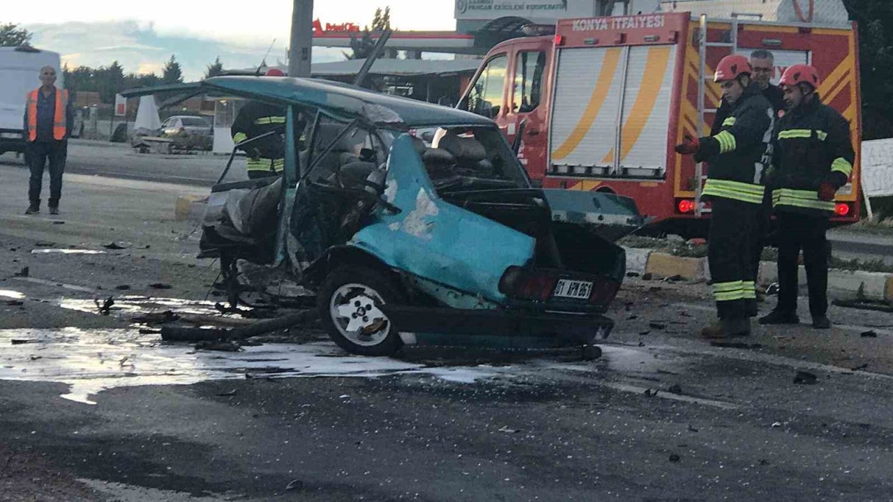 Konya'da kaza yapan otomobil ikiye bölündü