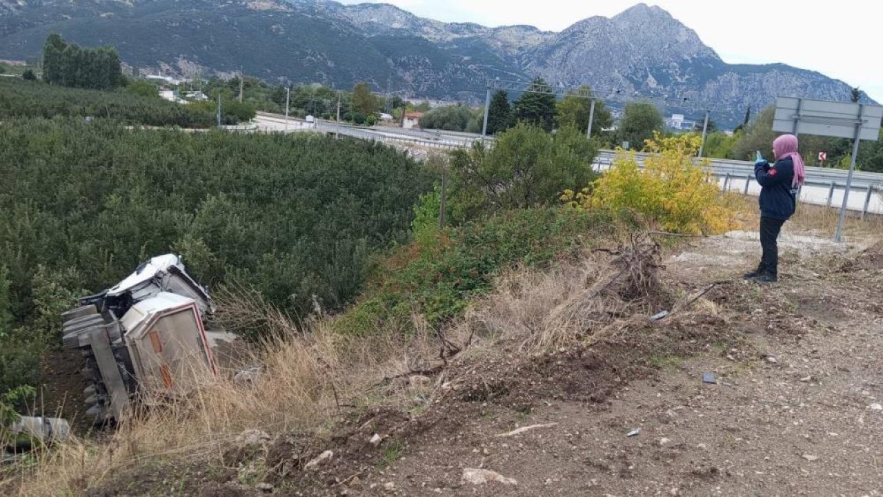 Konya’dan yola çıkan kum yüklü tır Isparta’da kaza yaptı