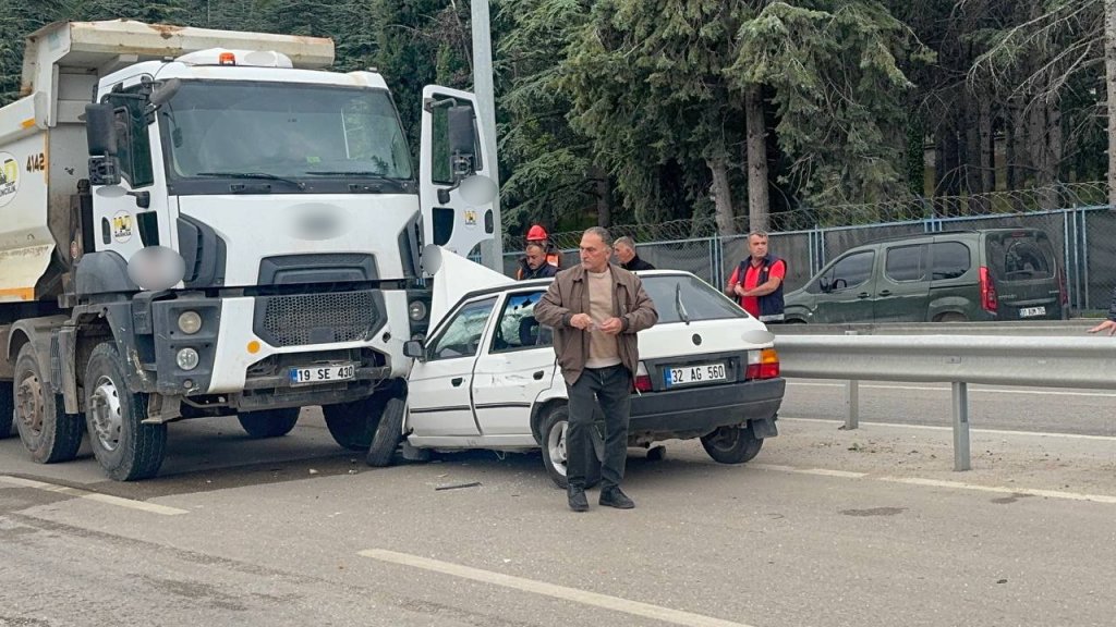 Ters yöne giren otomobil hafriyat kamyonunun altına girdi