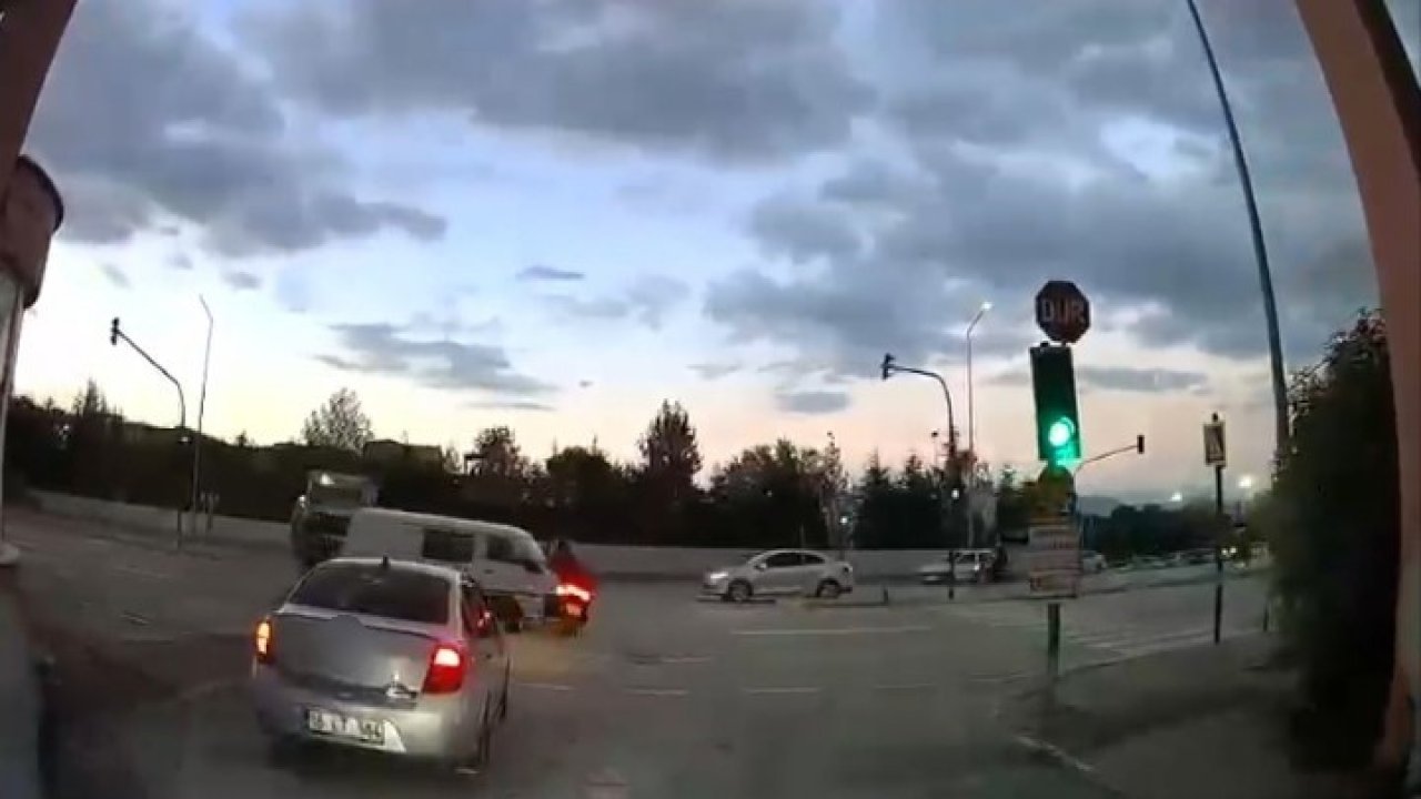 Kırmızı ışıkta geçen kamyonet motosiklete çarptı: Sürücü havaya savruldu!