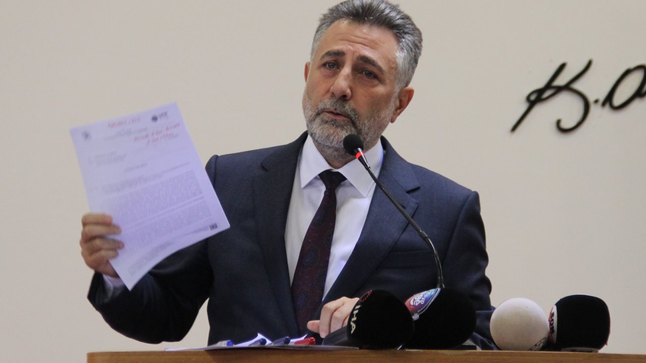 Bayraklı Belediyesi'ne büyük operasyon: Eski Başkan Sandal ile birlikte 45 kişi gözaltında