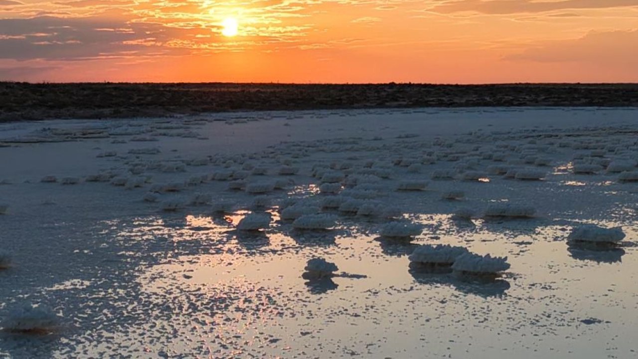 Tuz Gölü’nde şaşırtan manzara! Ziyaretçiler fotoğraf çekmek için geliyor