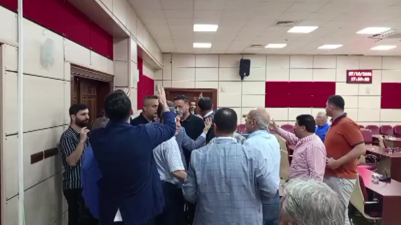 Oturumda büyük kavga çıktı!