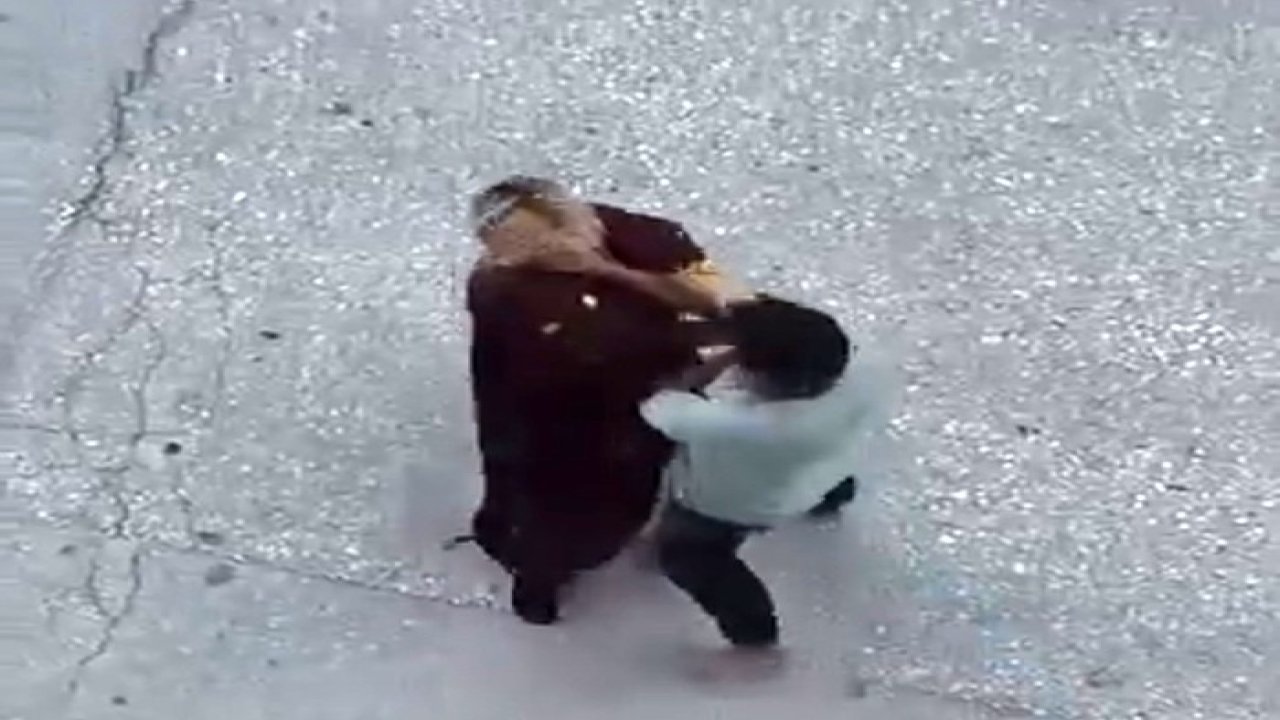 Sokak ortasında dehşet! Kadının boğazını sıktı, sürükledi