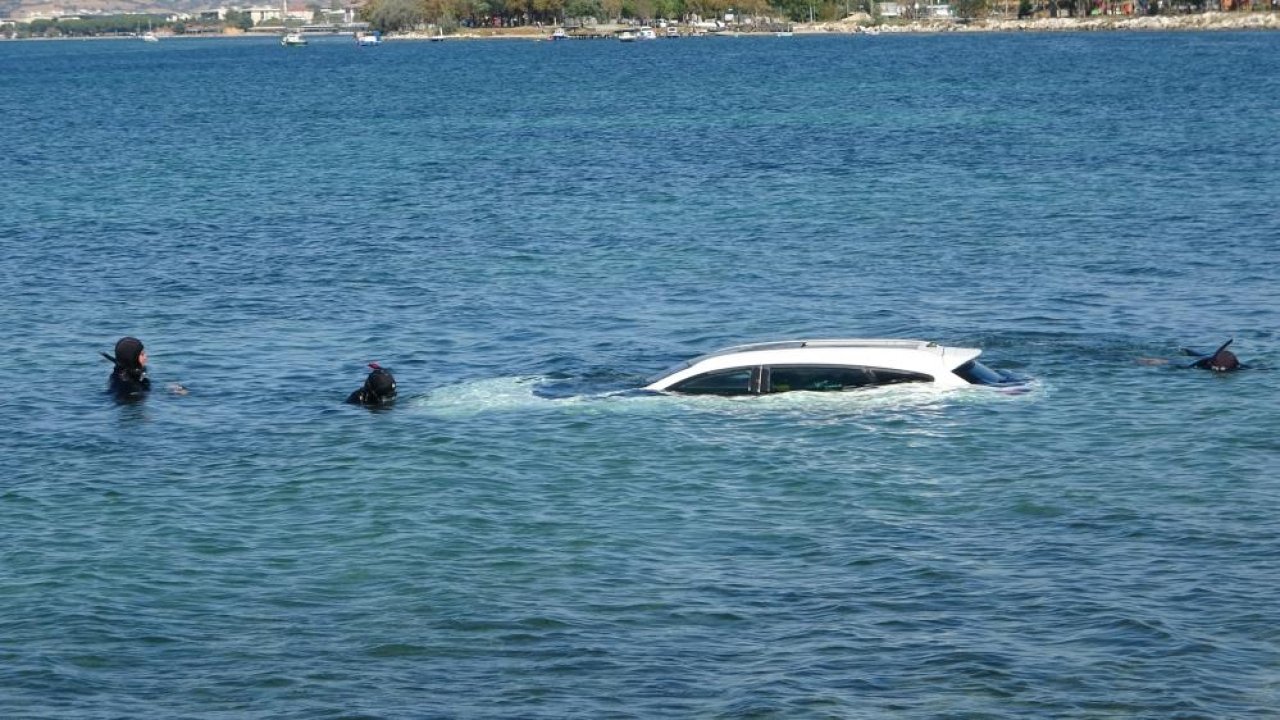 El frenini çekmeyi unuttu! Otomobili denize uçtu