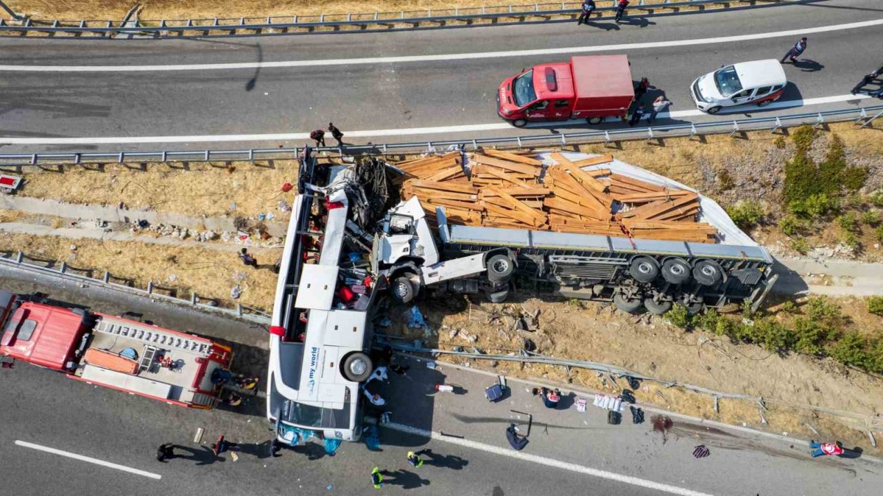 11 kişinin öldüğü Manisa’daki feci kazada araçlar çekiciyle kaldırıldı