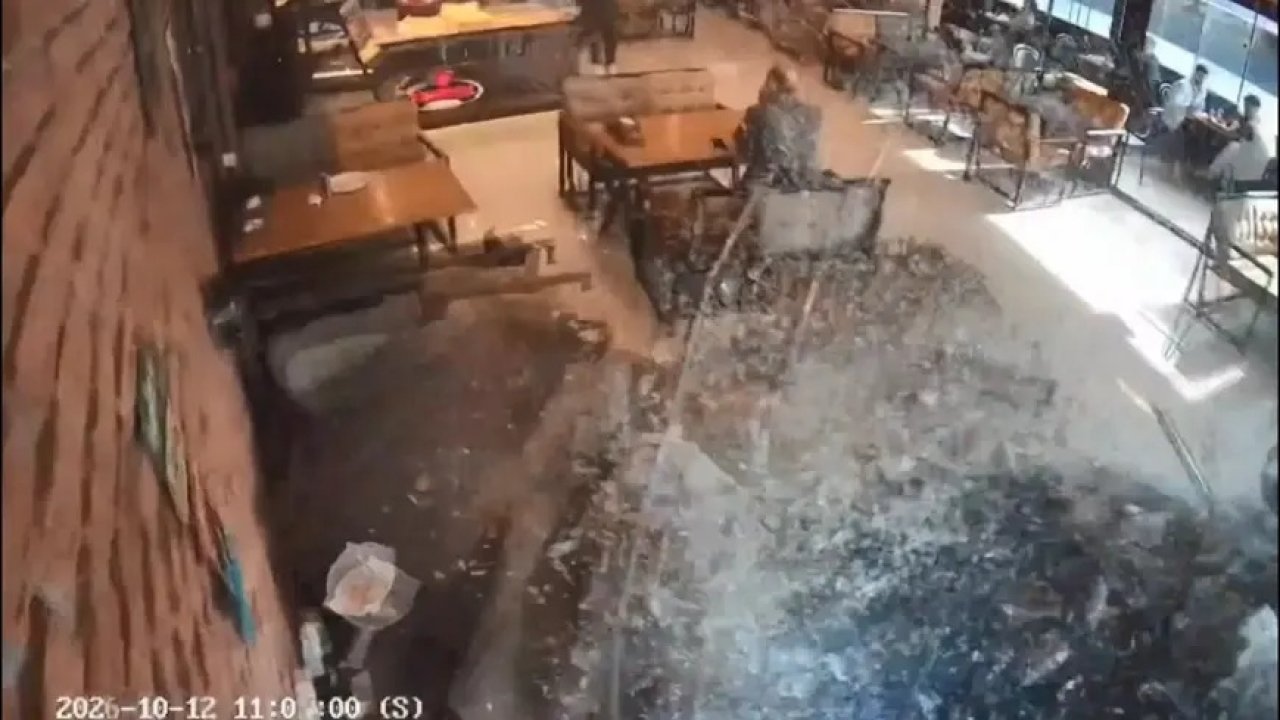 Esenyurt’ta korkutan kaza! Otomobil börekçiye daldı