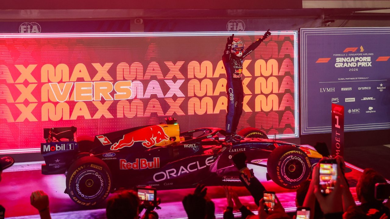 Uçan Hollandalı iş başında! F1'de Singapur'da kazanan Max Verstappen...
