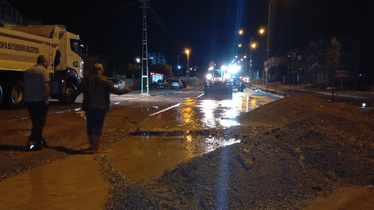 Konya’da sağanak hayatı felç etti! Başkan Günaltay sahaya indi