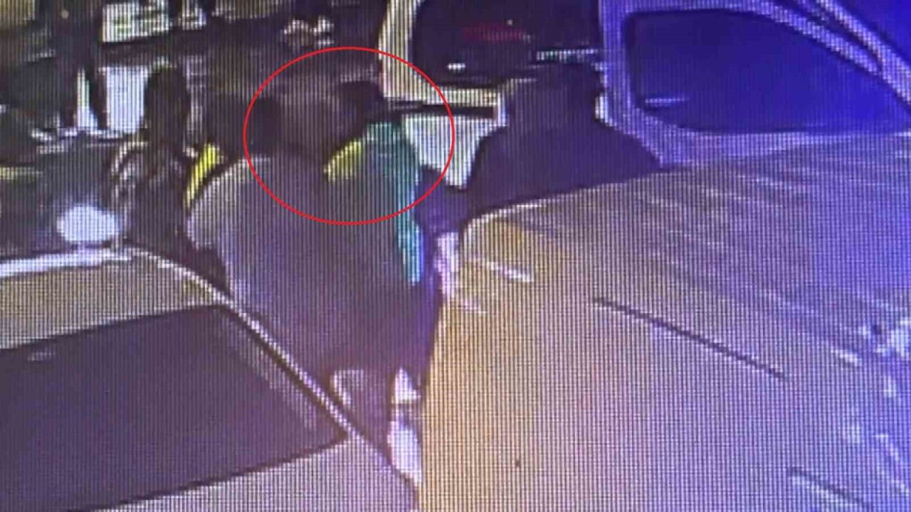 Park halindeki araca çarptı, ihbara gelen polise kafa attı: Alkollü sürücü gözaltına alındı