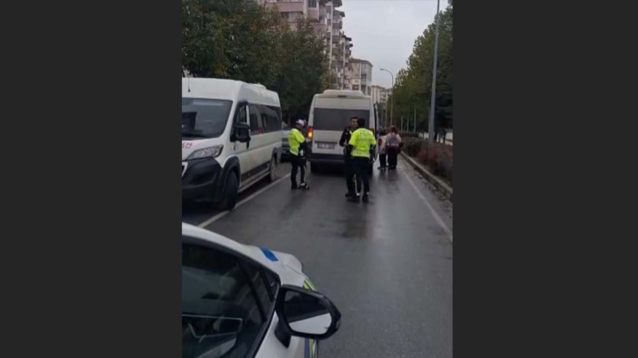 Servis şoförü polislerin dur ihtarına uymayıp, öğrencileri araçta bırakıp kaçtı
