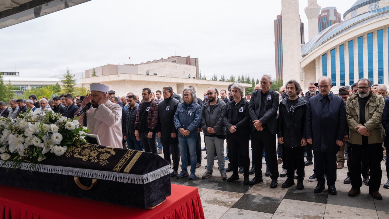 Türk müziğinin usta ismi Alpay son yolculuğuna uğurlandı