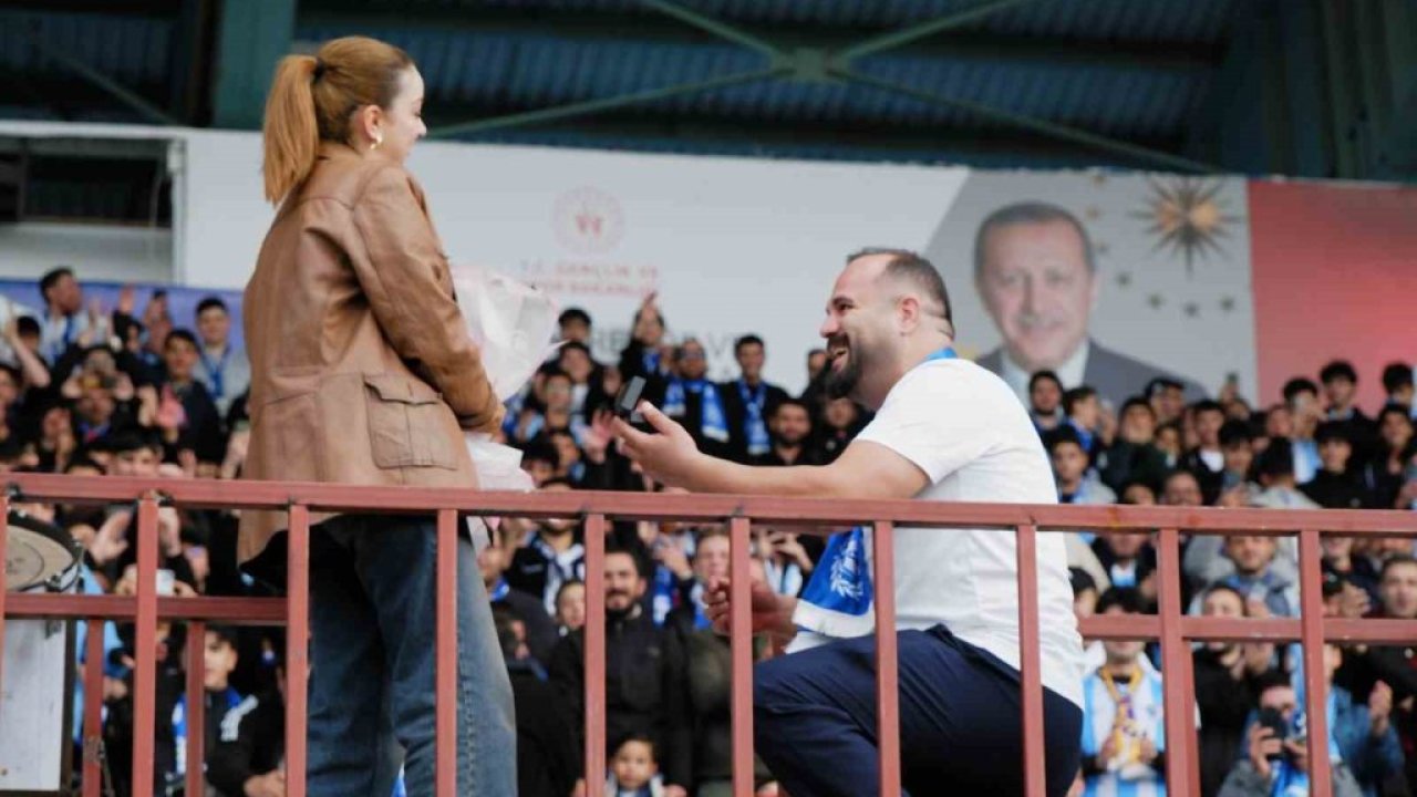 Erzurumspor tribünlerinde evlilik teklifi