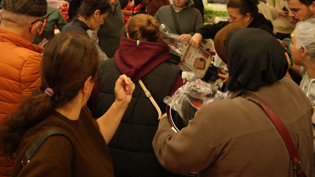İstanbul'da 60 bin kişi AVM'de izdiham oluşturdu!