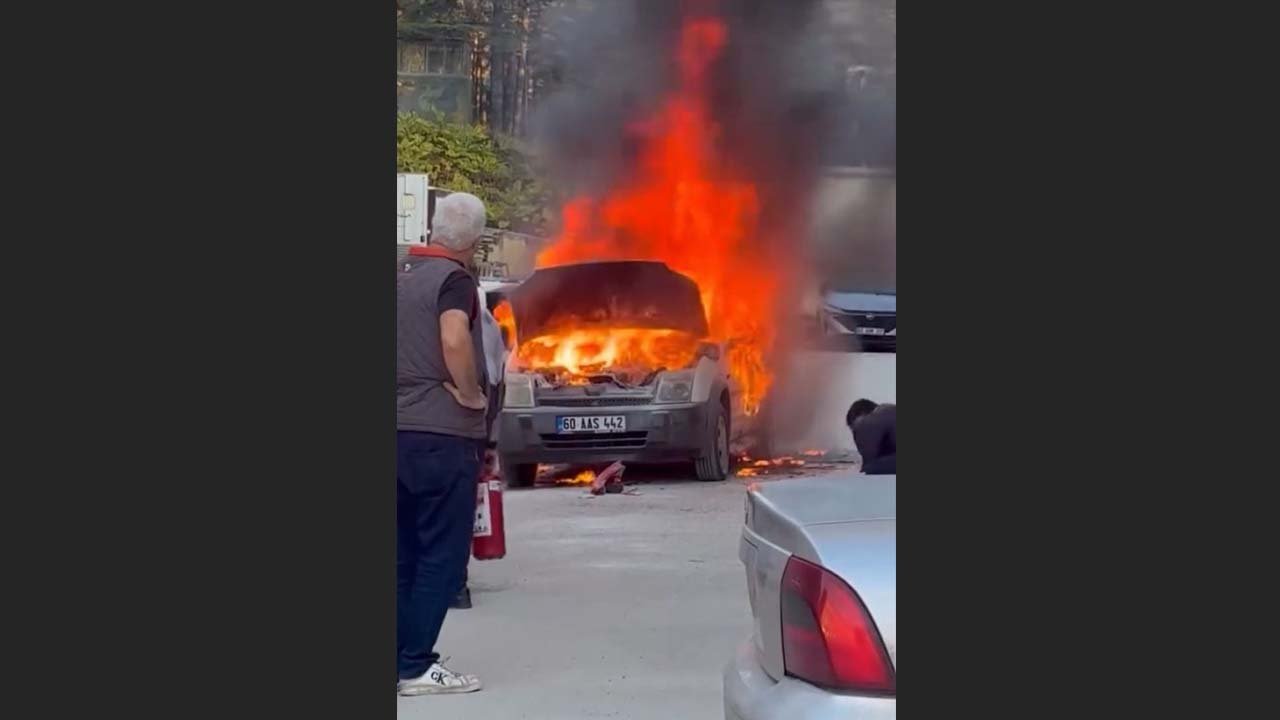 Hastanede araç alev aldı