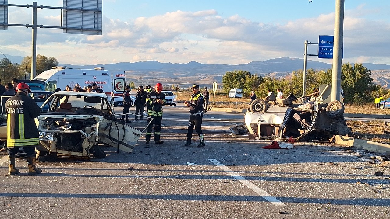 Kavşakta büyük kaza! Yaralılar araçta sıkıştı