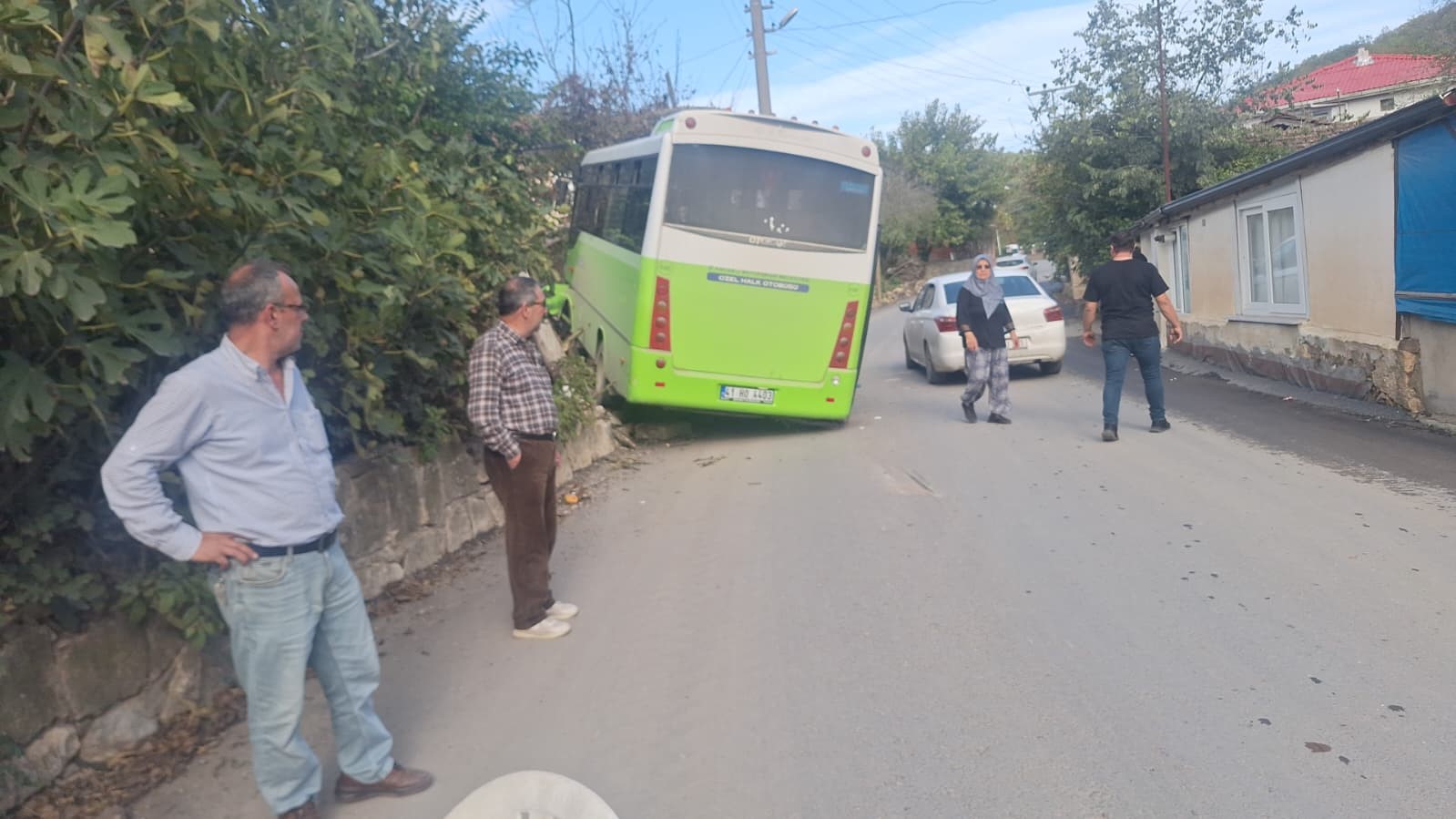 Özel halk otobüsü duvara çıktı! Yaralı çok