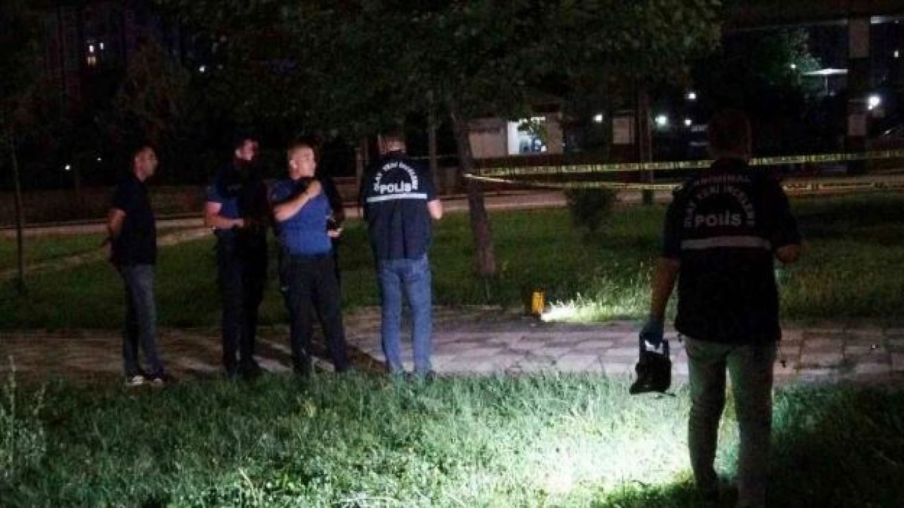 Parkta yaşlı adamlardan mide bulandıran olay!