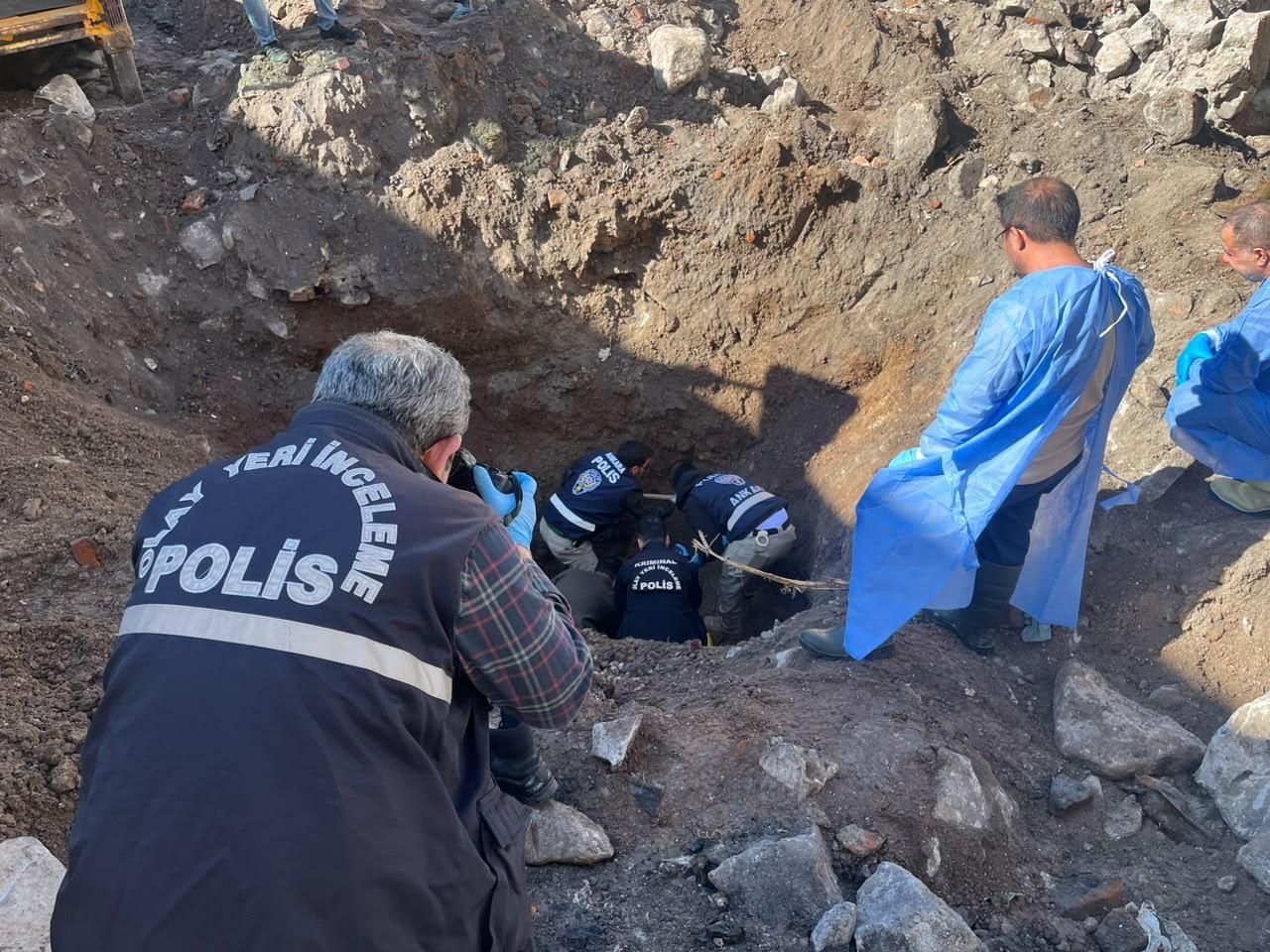 17 yıl önce kaybolmuştu! Evinin altından çok sayıda insan kemikleri çıktı