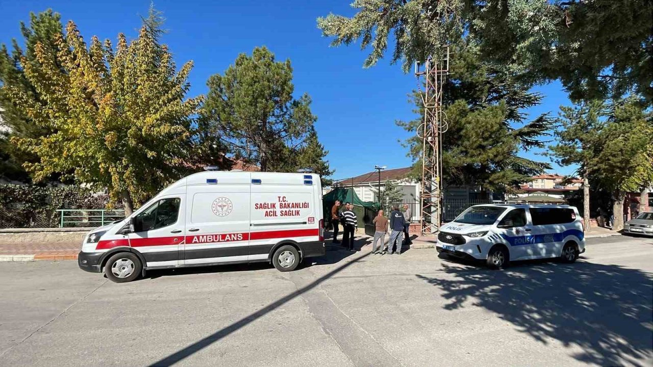 Karaman’da çatı tamiri faciayla sonuçlandı! İşçi 3 metreden düştü