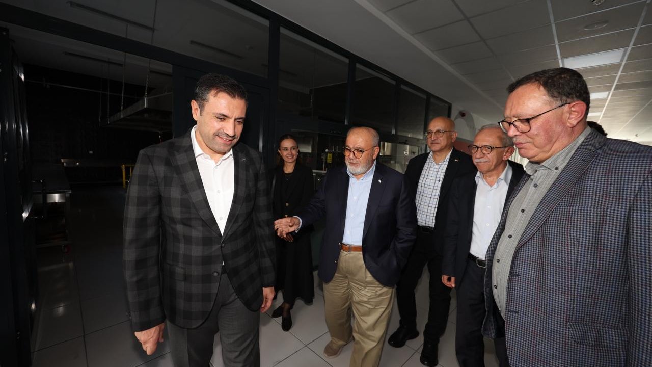AK Parti Konya İl Başkanı Özgökçen Kızılay'ın faaliyetlerini yerinde inceledi