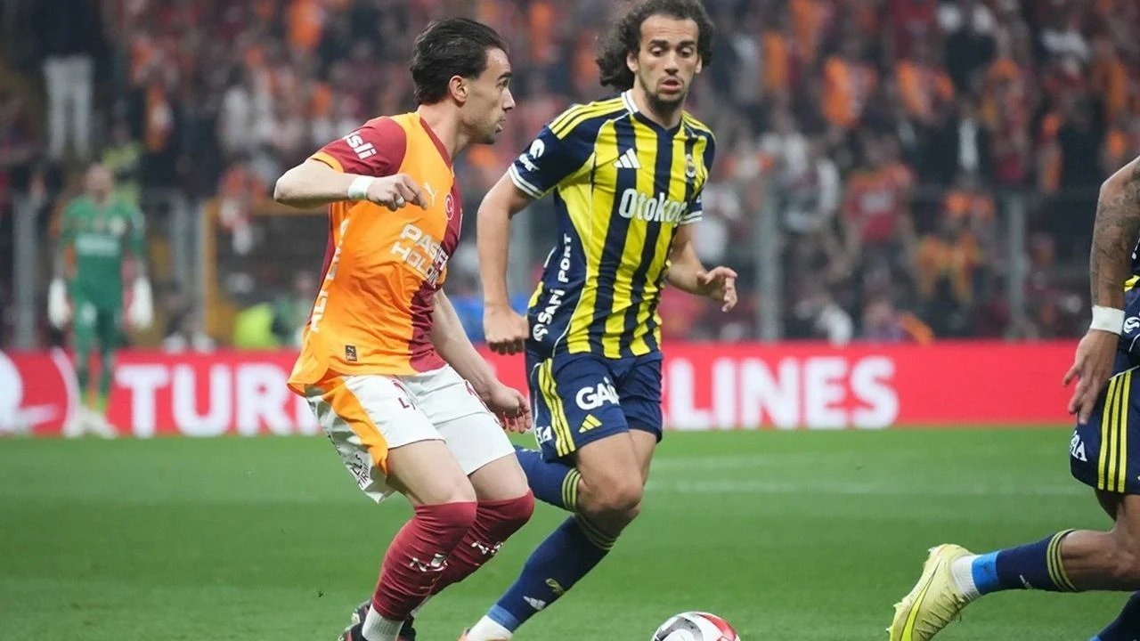 Galatasaray-Fenerbahçe derbisinde kartlar havada uçuyor