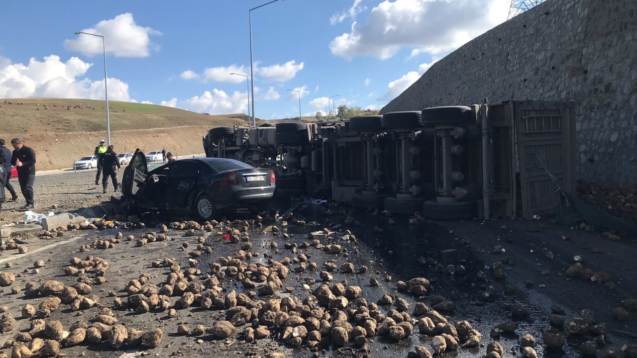 TIR otomobili altına aldı! Ölü sayısı çok!