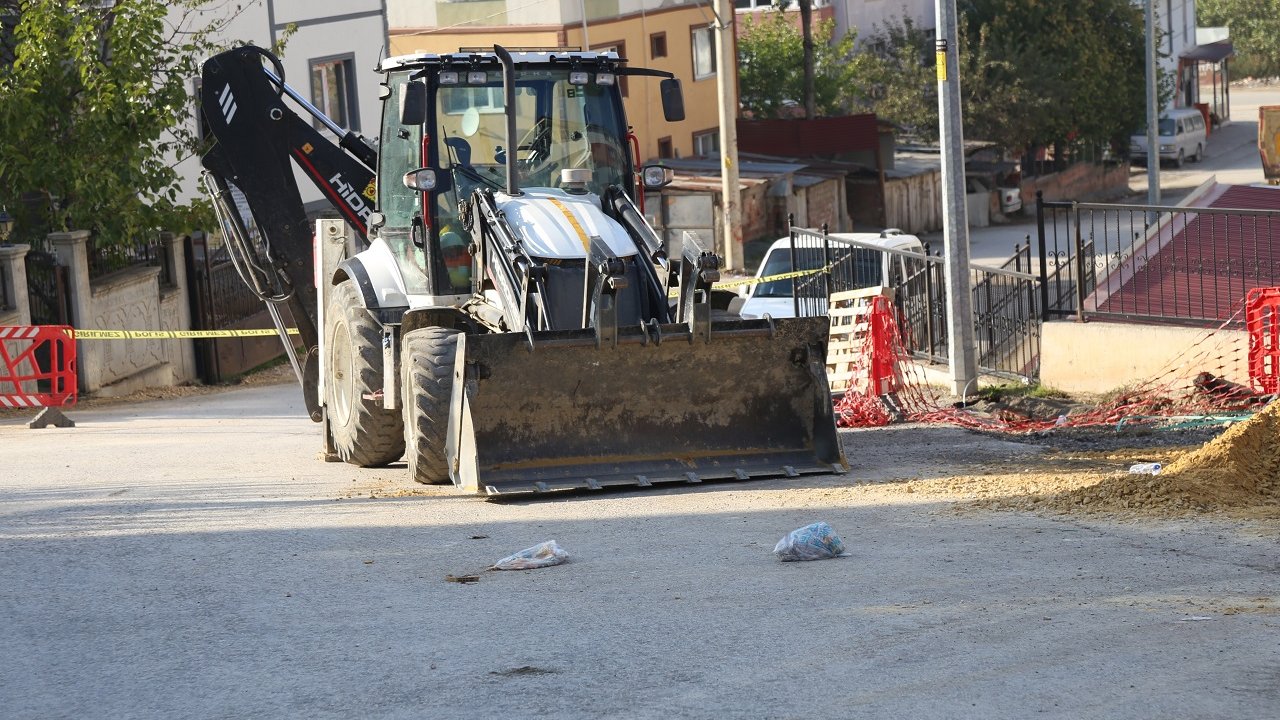 İş makinesinin altında kalan kadın feci şekilde öldü