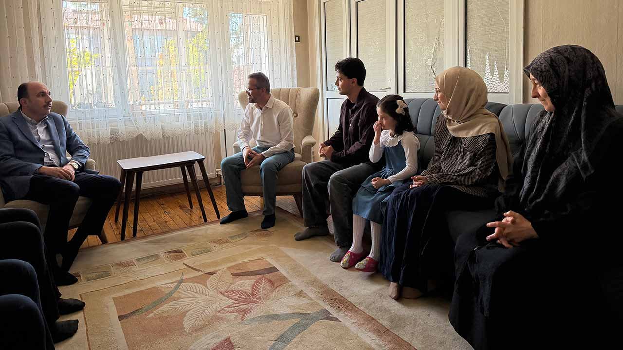 Başkan Altay’dan siyer yarışması ile umreye giden Yarış ailesine ziyaret
