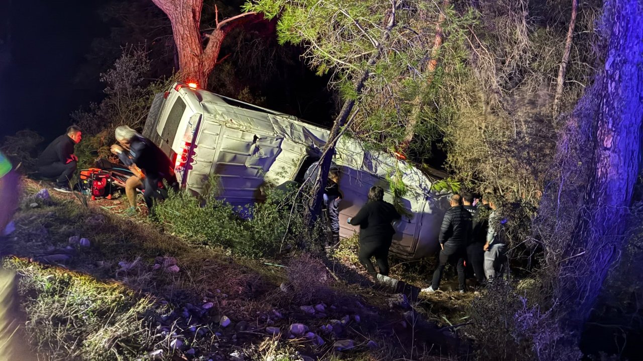 Tur minibüsü şarampole devrildi! Yaralı çok
