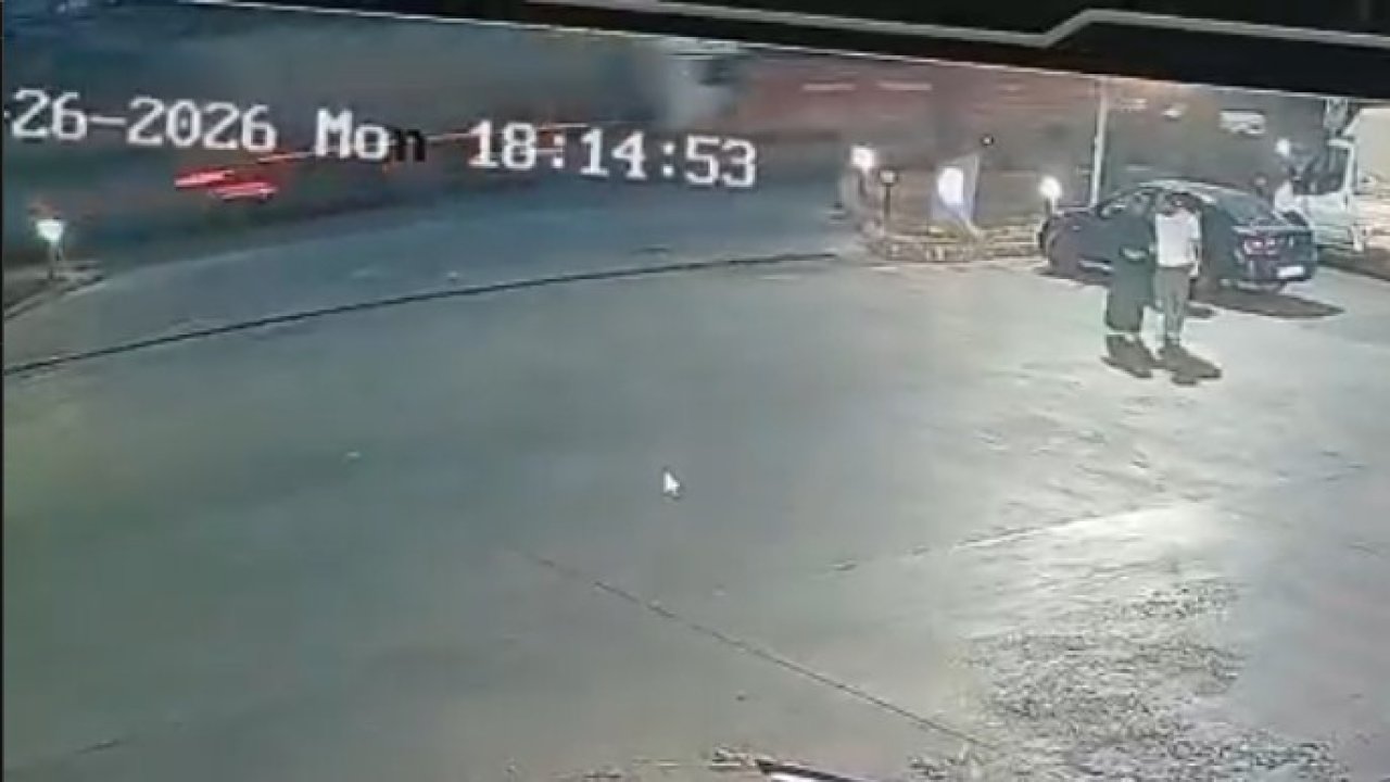 Konya-Karapınar yolunda TIR traktöre çarptı, pancarlar yol saçıldı!