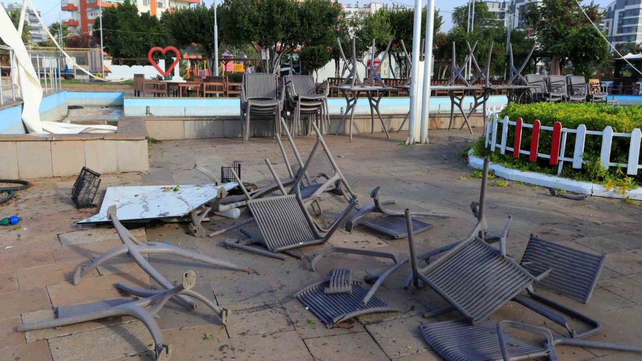Antalya Kepez'de 4 kişinin ölümüne sebep olan hortum, şantiye alanına gelinceye kadar önüne geleni adeta parçalamış