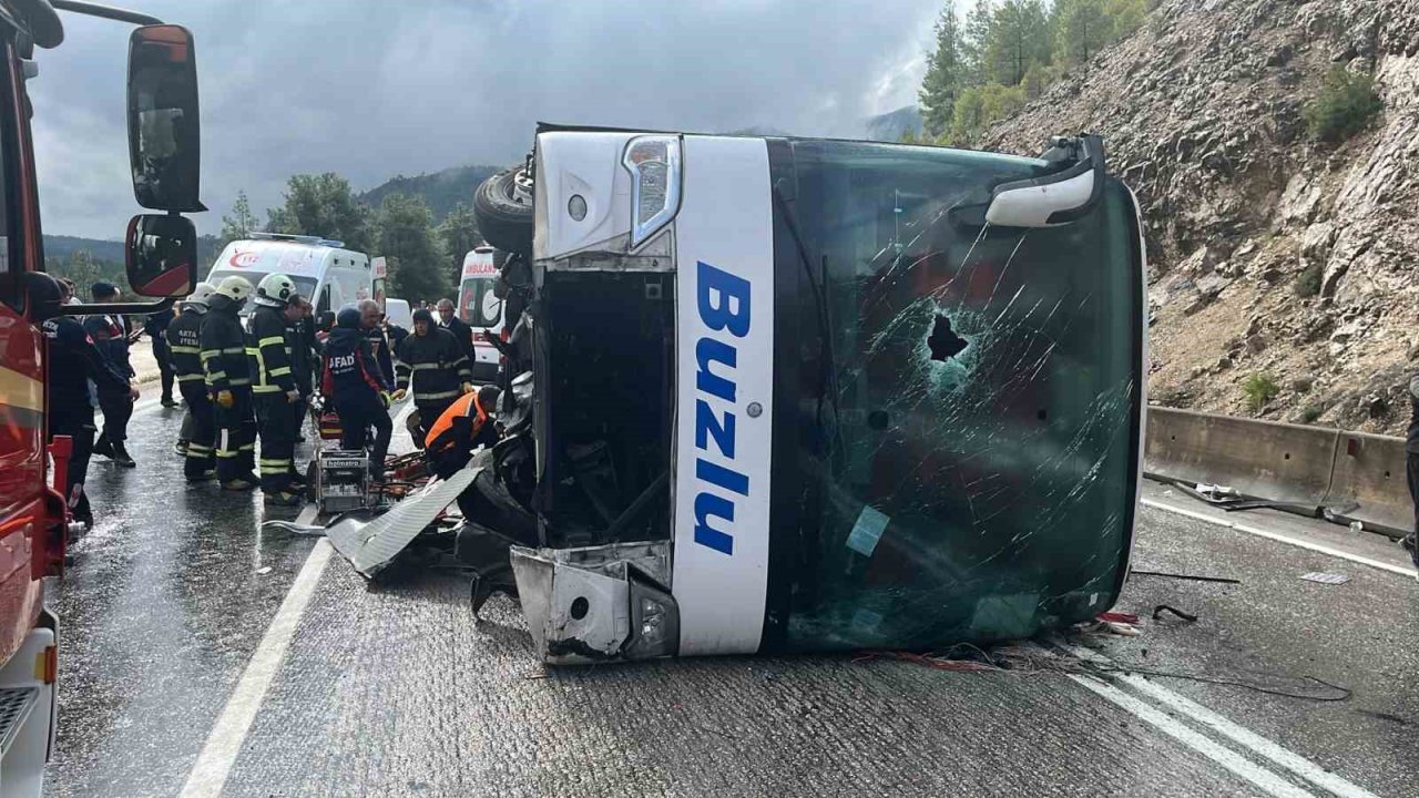 Yolcu otobüsü Antalya yolunda devrildi