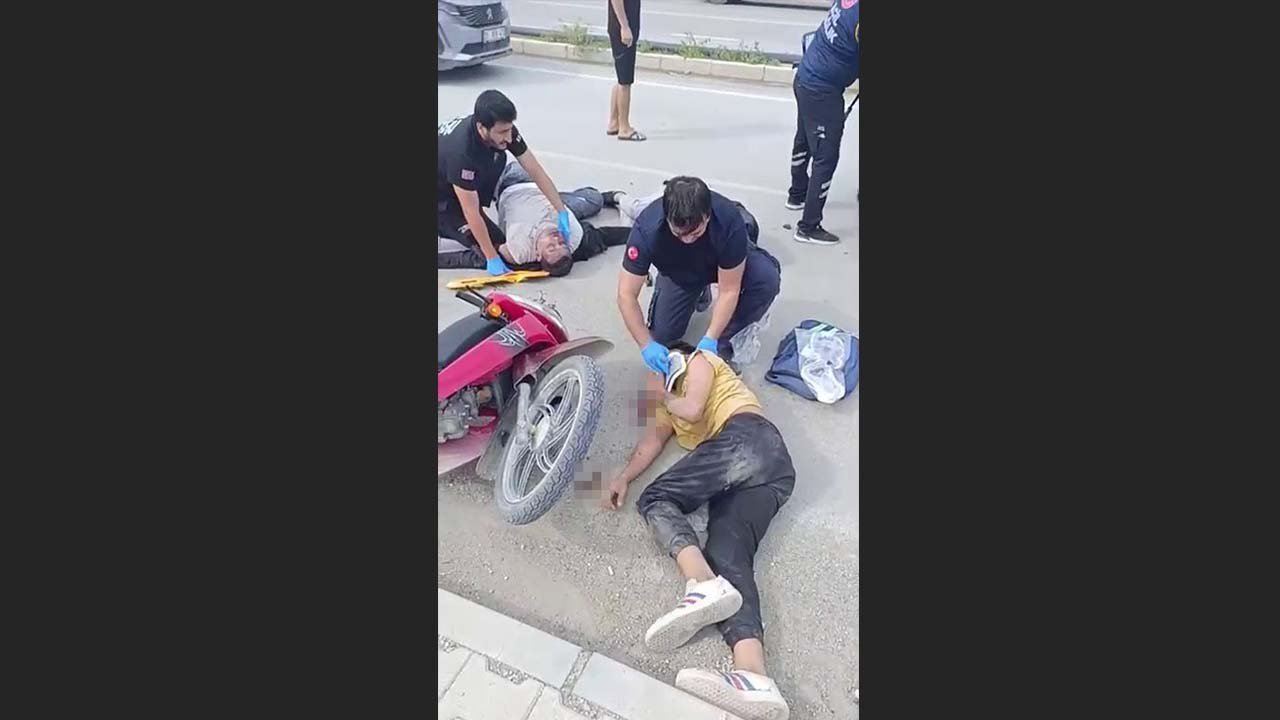 Tırla  motosiklet çarpıştı, 3 genç yola savruldu