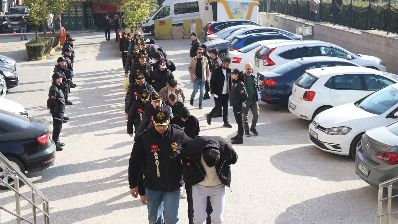 Geniş çaplı fuhuş operasyonu: 18 kişi tutuklandı