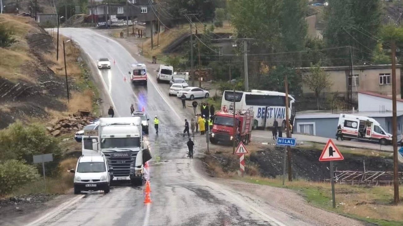 Otobüs ile tır çarpıştı, 15 yaralıdan birinin durumu ağır