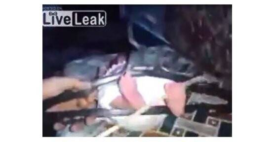 Baba 2 aylık bebeği falakaya yatırdı