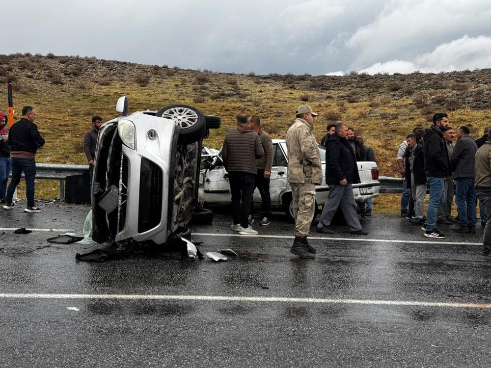 Otomobiller kafa kafaya çarpıştı! 5 yaralı