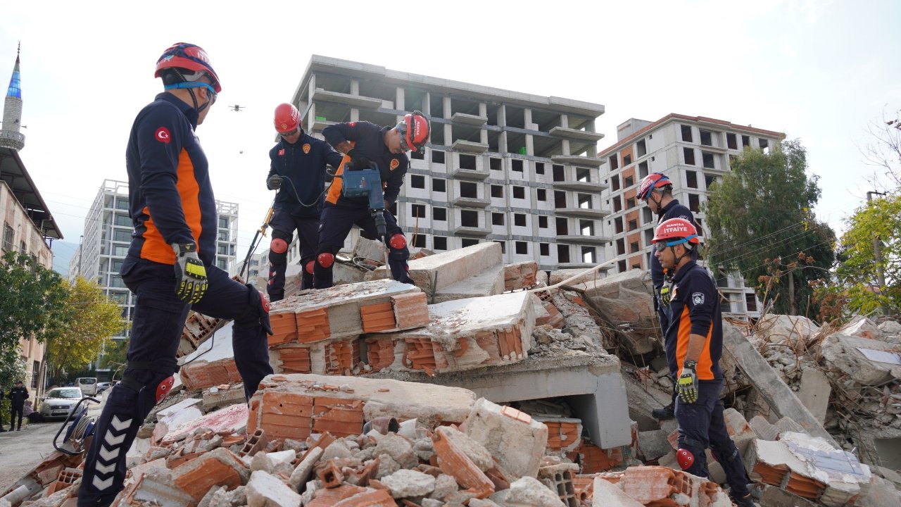 İzmir depreminin 6. yılında 3 ilde 6,7 şiddetinde deprem paniği