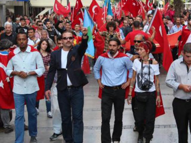 İzmir'lilerden bayrağa saygı yürüyüşü