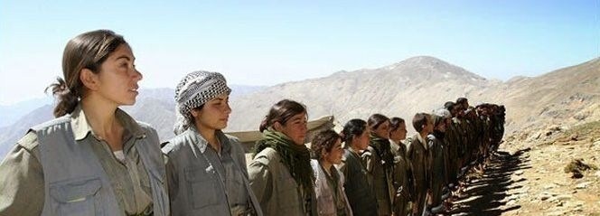 Telegraph: Türk Askerleri Kenarda Dururken, Kürt Kızları Savaşıyor