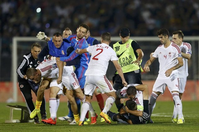 Sırbistan - Arnavutluk maçında olaylar çıktı