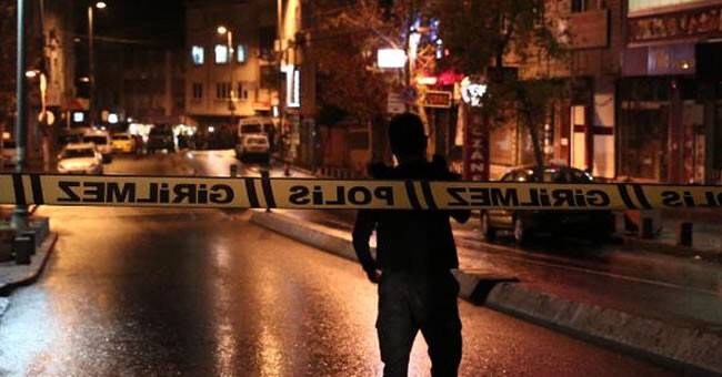 Bomba uzmanını çekirdek yiyerek izlediler