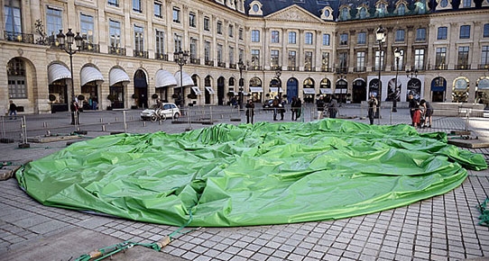 Paris'te tartışmalı heykele saldırı