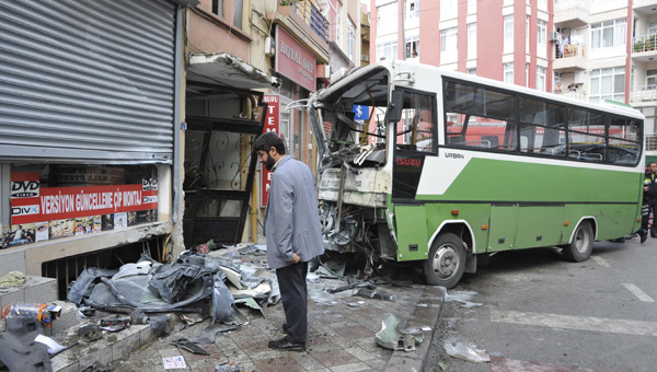İzmit'te halk otobüsü kazası!
